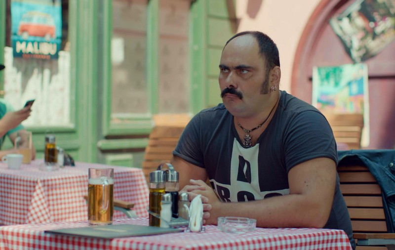 La proba pentru rolul Ariciu’, din Liber ca pasărea cerului, actorul Adrian Anghel  i-a rupt regizorului un scaun de epocă | FOTO