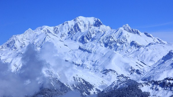 Mont Blanc, cel mai înalt vârf din Europa de Vest, a atins în 2026 o altitudine de 4.807,47 metri. 