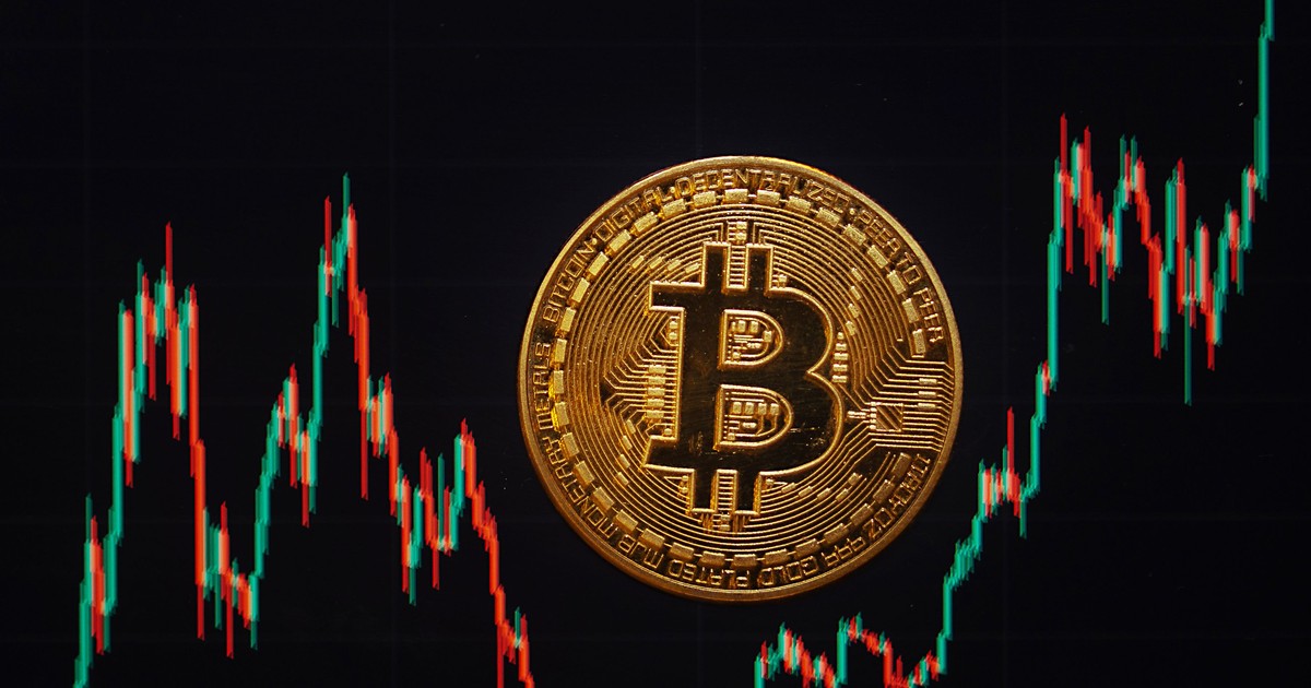 Imagine cu o monedă Bitcoin pe un fundal negru
