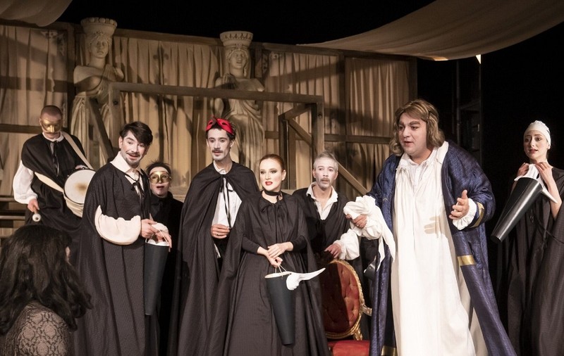 Concurs. Teatru la tine acasă, adus de Libertatea și PiciordePlay. Răspunde corect și primești acces gratuit la piesa săptămânii, „Tartuffe”, o comedie actuală despre politică, fanatism și impostură