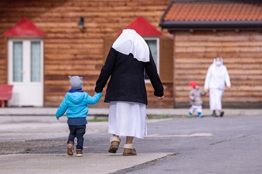 Doi copii din centrul de la Singureni sunt plimbaţi de măicuţe