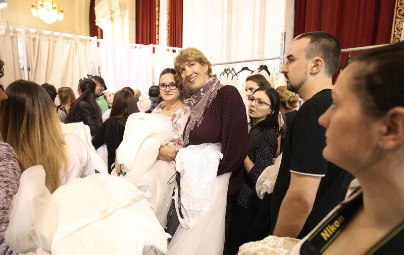 EXCLUSIV / Carmen Bunaciu se pregătește de nuntă. Fosta înotătoare a stat la coadă alături de zeci de viitoare mirese pentru o rochie