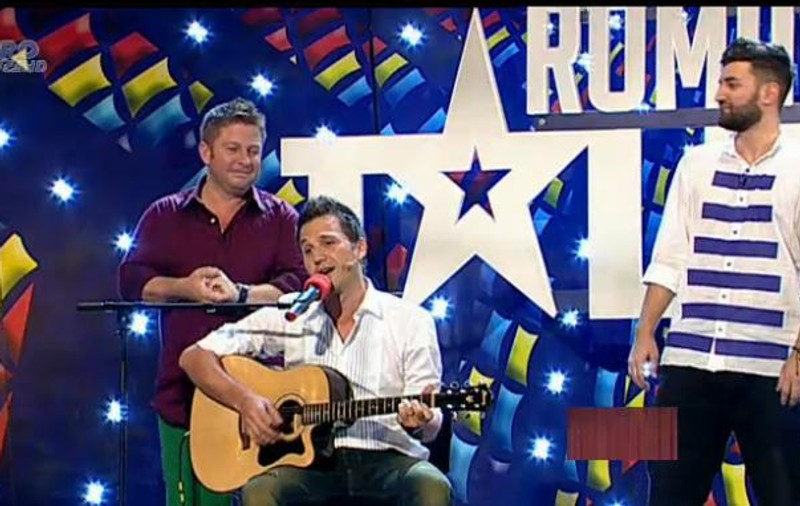 Andi Moisescu ARE TALENT! Vezi cum se descurcă juratul cu o chitară în braţe! FOTO