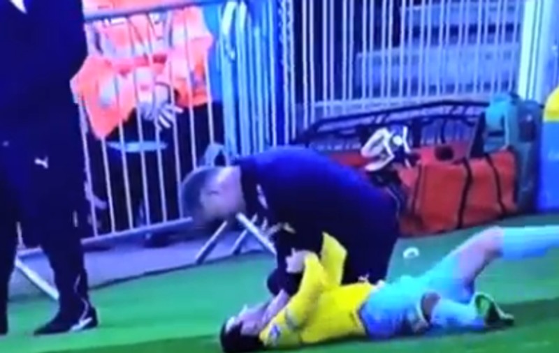 ȘOC în Premier League! Un fotbalist a fost strâns de gât de antrenorul echipei adverse