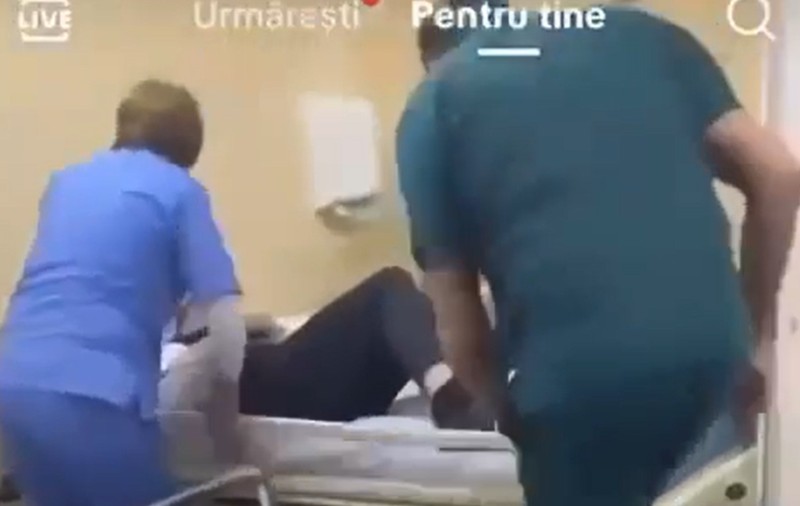 Ce a decis conducerea spitalului din Bârlad în cazul celor doi angajați filmați în timp ce bruschează un pacient