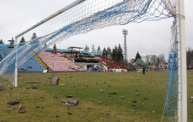 „Denazificarea” sportului. Cum arată stadionul din Cernihiv după bombardamente
