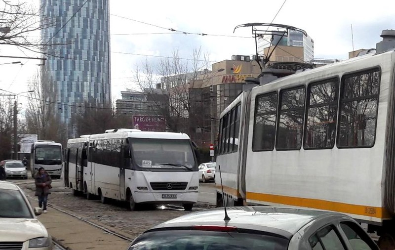 EXCLUSIV | “Cartelul” maxi-taxi din judeţul Ilfov. Licitaţia rutelor metropolitane, blocată pentru că statul a vrut să urmărească microbuzele prin GPS