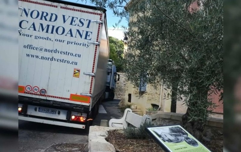 Un șofer român de TIR i-a exasperat pe locuitorii unei mici așezări franceze: „A mers cu spatele tot satul, săracul, și nici nu vorbea limba”