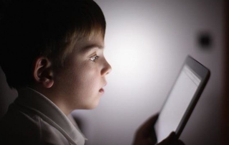 Studiu: Aproape jumătate dintre copiii români stau mai mult de șase ore pe zi cu ochii în telefoane