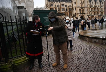 Oamenii stau la coadă la centrul de vaccinare amenajat chiar la Westminster Abbey | Foto: EPA