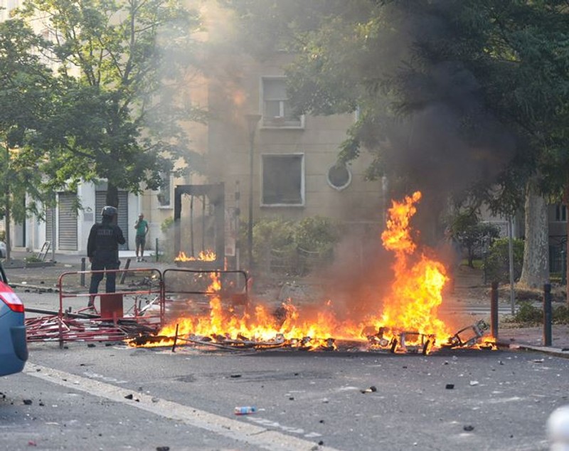 Proteste violente în Franța după ce poliția a împușcat mortal un adolescent de 17 ani care a refuzat să oprească în trafic