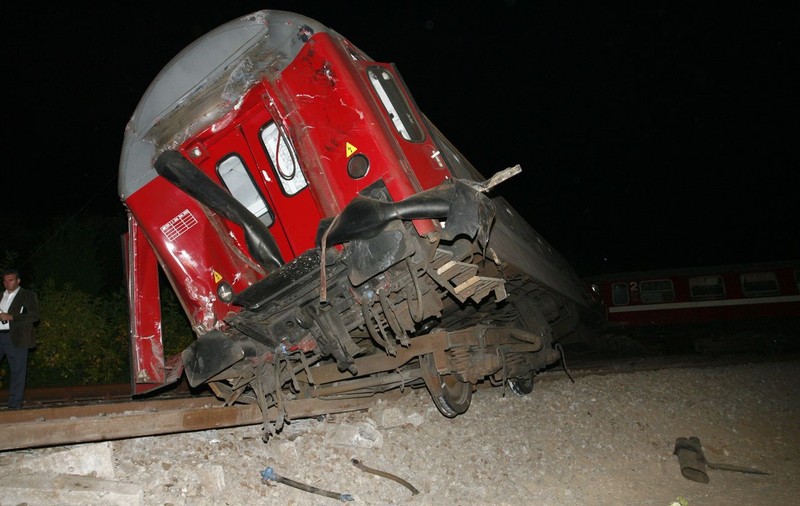 Cinci persoane au murit după ce maşina în care erau a fost spulberată de tren în Vaslui