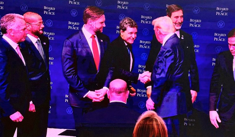 Nicușor Dan este salutat de președintele Donald Trump. Imagine cu caracter ilustrativ. Foto: presidency.ro