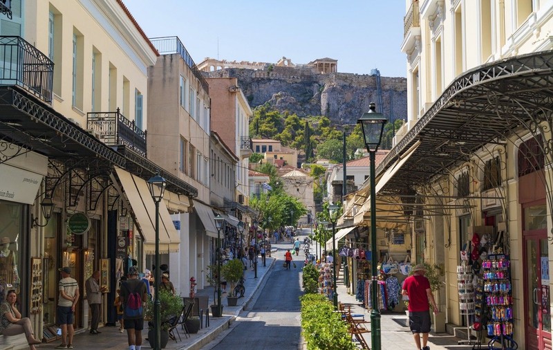 O româncă a torturat o rusoaică în Grecia: i-a tăiat părul cu un satâr, a bătut-o și a ținut-o închisă