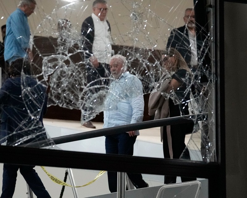 Președintele Braziliei, Luiz Inacio Lula da Silva, vizitează Palatul Planalto după ce acesta a fost luat cu asalt de susținătorii lui Jair Bolsonaro. Foto: Profimedia