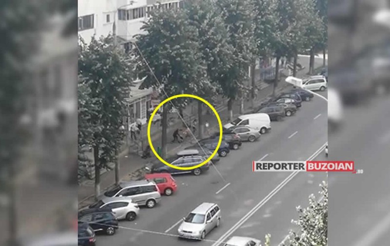 VIDEO | Doi buzoieni s-au bătut în centrul orașului pentru o femeie!