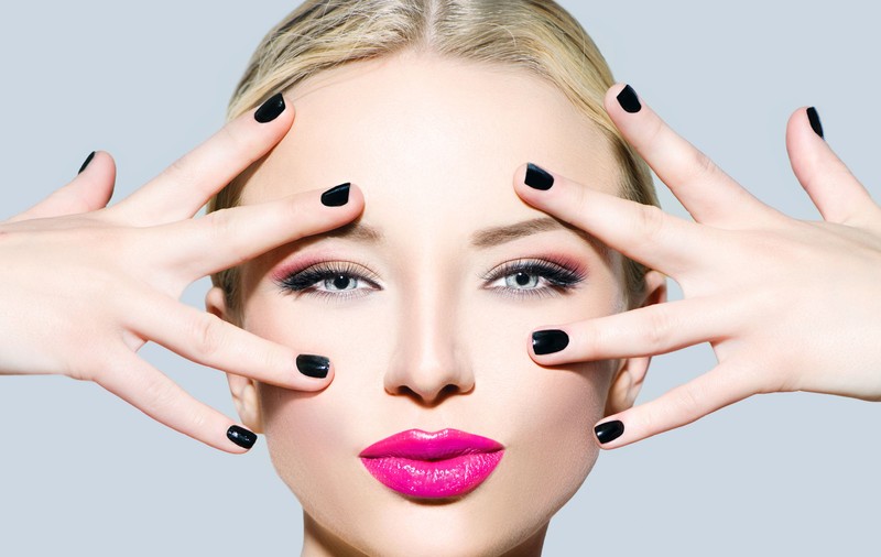 Cum să te machiezi toamna asta și ce să pui în trusa de make-up