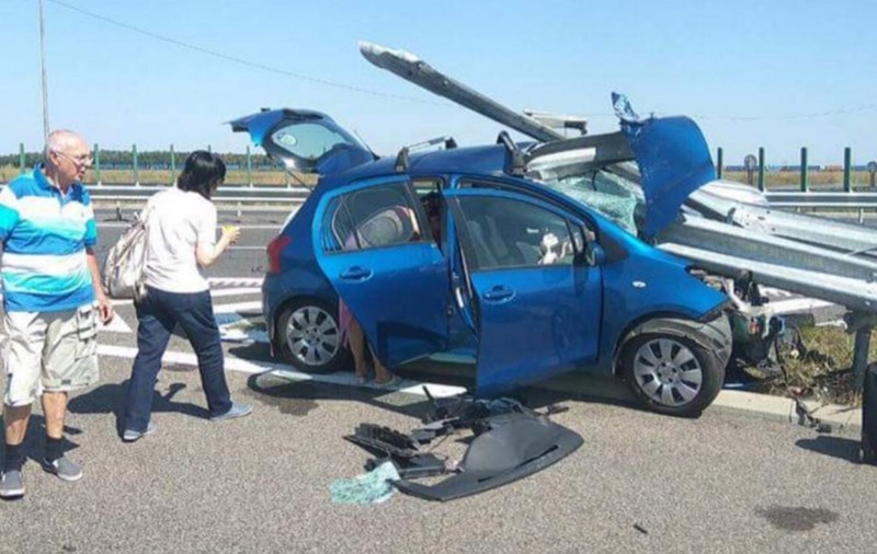 Mașină înfiptă în parapeți în urma unui accident pe Autostrada Soarelui. E uimitor că au scăpat cu viață