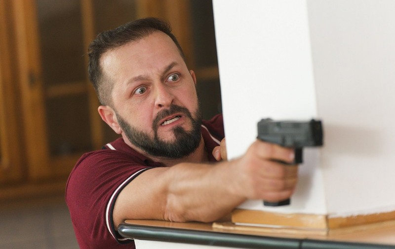 Actorul Răzvan Oprea joacă în două seriale la Pro TV: „Ambele personaje îmi sunt foarte dragi. Leo este un exuberant, iar Beni o gorilă cu sentimente” INTERVIU