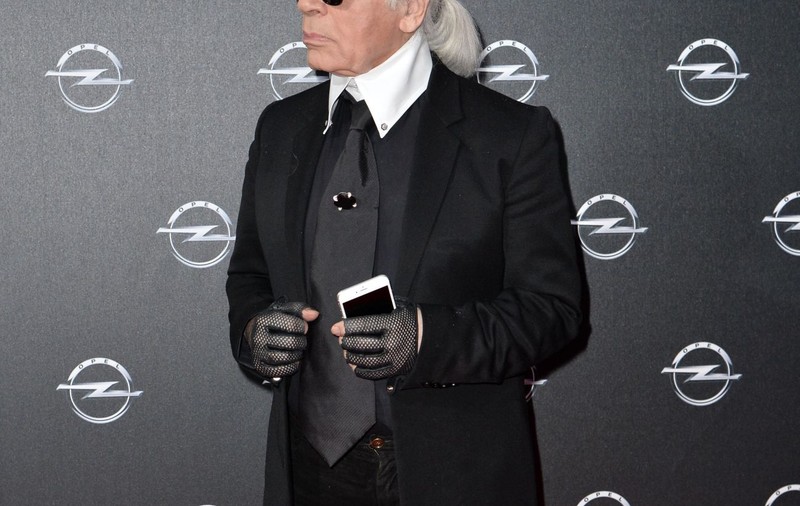 KARL LAGARFELD s-a IMPUS CU LOOK-UL APARTE, dar ȘTIAI CĂ A FOST GRAS? CUM ARĂTA DESIGNERUL cu muuulte KILOGRAME ÎN PLUS?