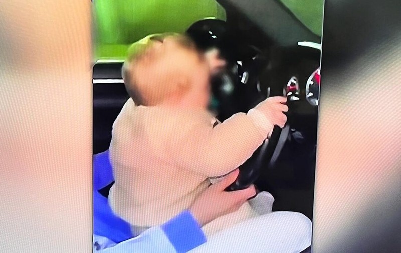 O femeie din Maramureș s-a filmat în timp ce conduce cu copilul de nouă luni în brațe. Ce amendă a primit