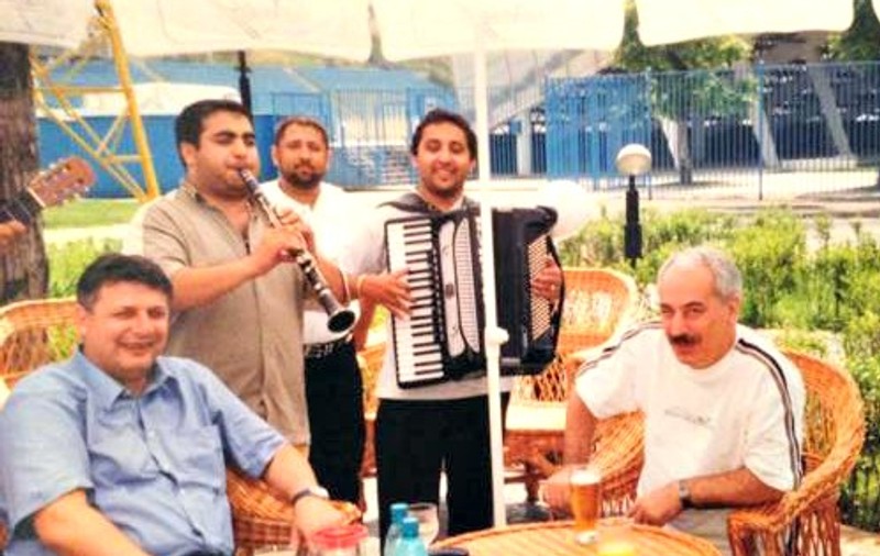 Fotografie memorabilă cu fostul premier! Nimeni nu l-a cunoscut așa pe regretatul Radu Vasile! Asculta manele!
