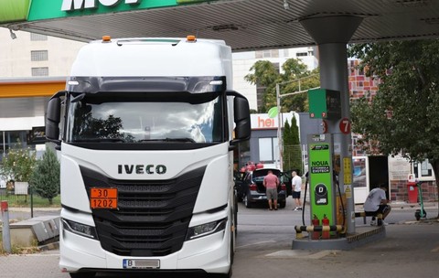 Un tir iese dintr-o benzinărie Mol din București. Foto: Libertatea/ Dumitru Angelescu