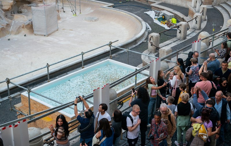 Fontana di Trevi din Roma a fost înlocuită cu o variantă „de buget”