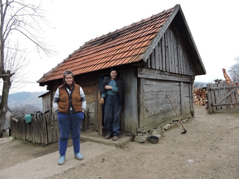 Oamenii din Bătrâna votează, deși trăiesc aproape ca-n Evul Mediu
