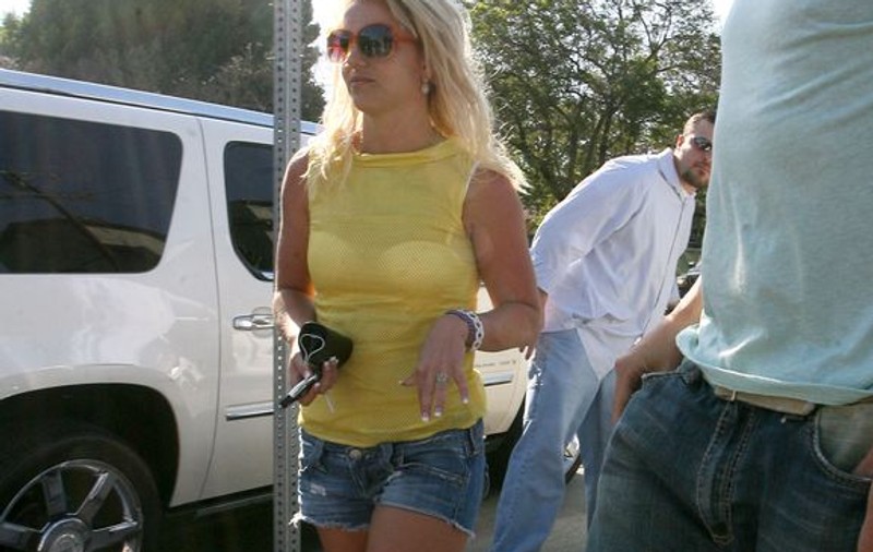 Britney Spears s-a logodit