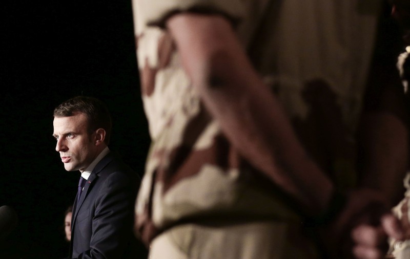 Emmanuel Macron propune un serviciu militar obligatoriu de o lună pentru tinerii francezi
