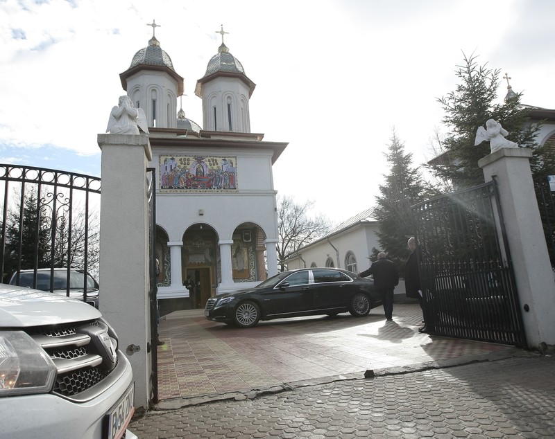 Rugă pentru titlu! Steliștii, cu autocarul la biserică! ^Gigi a apărut cu un Maybach nou! ”MM Stoica va fi eliberat luni”/ FOTO&VIDEO