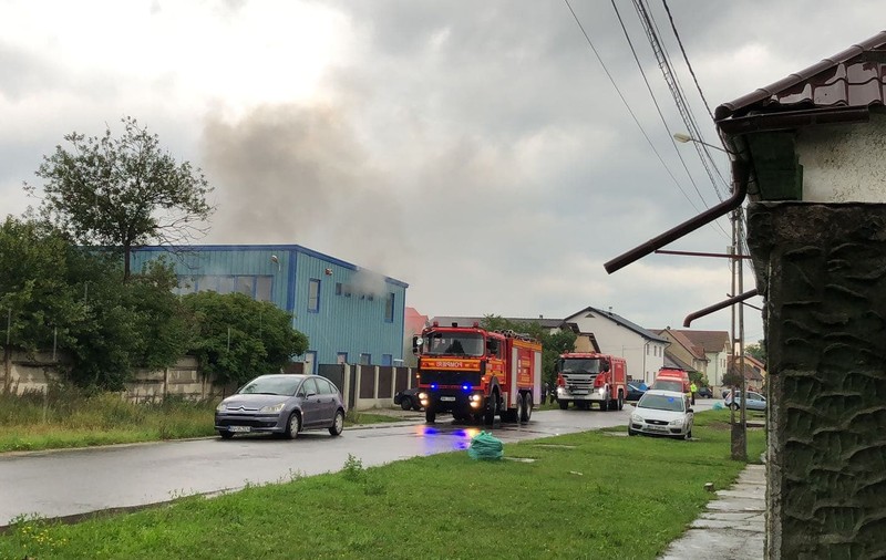 FOTO/ Incendiu la o fabrică de încălţăminte din Hărman, judeţul Braşov. Focul se întinde pe o suprafaţă de 800 de metri pătrați