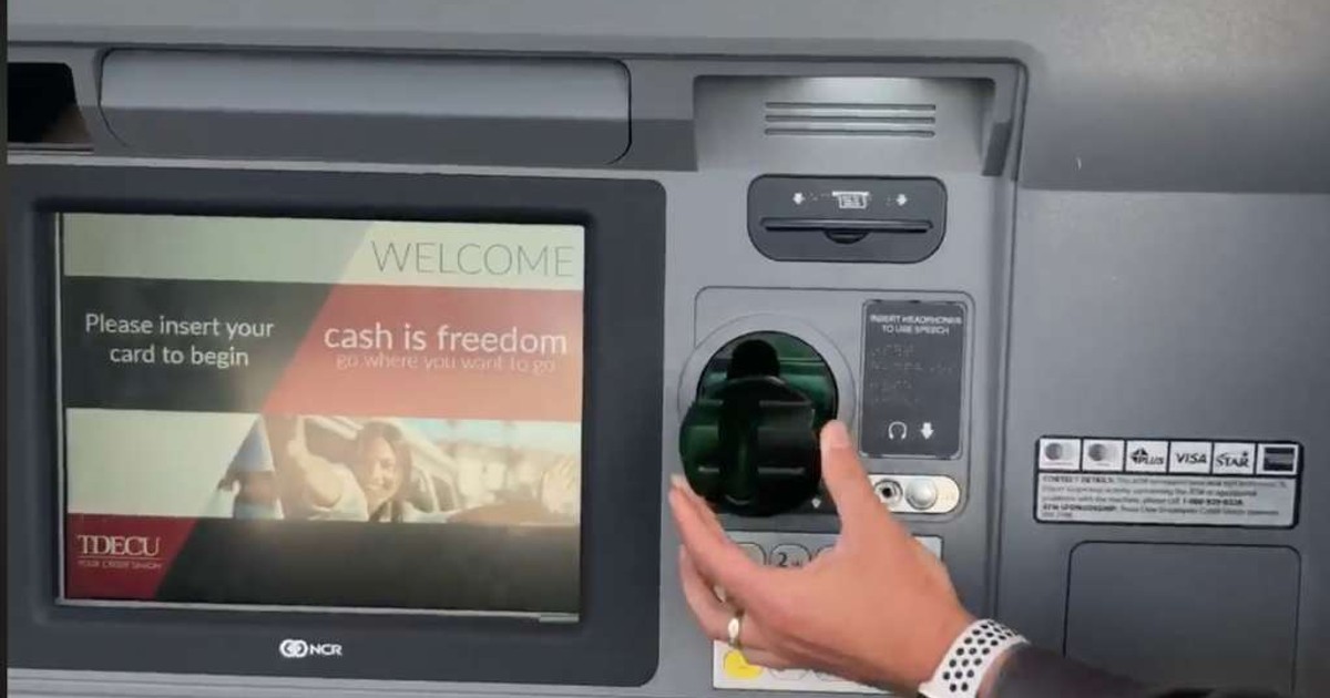 Româncă de 11 ani, implicată într-o reţea de clonare de carduri în SUA. Dispozitiv de clonare carduri, montat într-un ATM din SUA