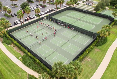 Terenul de pickleball are dimensiunile unui teren badminton (6,09 x 13,41 m)