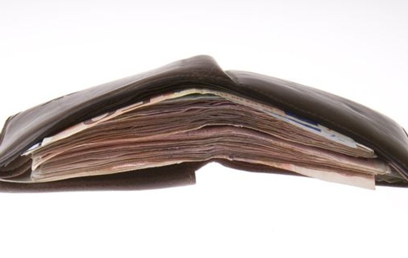 Un polițist a găsit un portofel cu 4.500 euro și 2.200 de lei. L-a înapoiat păgubitului