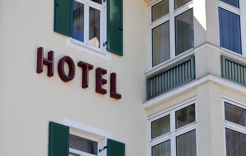 Recepţionera unui hotel din Bârlad, lovită de un client supărat! Motivul este incredibil