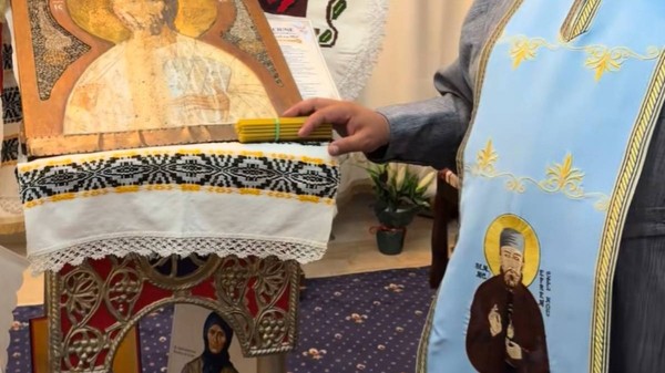 „Părintele Efrem”, satul Fundu Herții, Botoșani, cercetat de polițiști apare într-un spațiu amenajat ca un lăcaș de cult, îmbrăcat în veșminte asemănătoare celor preoțești, lângă mai multe icoane și obiecte religioase