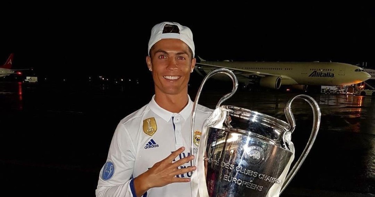 Fortuna Köln, echipă de liga a treia din Germania, i-a făcut o ofertă inedită lui Ronaldo. Portughezul este fericit în imagine, cu trofeul Ligii Campionilor în brațe