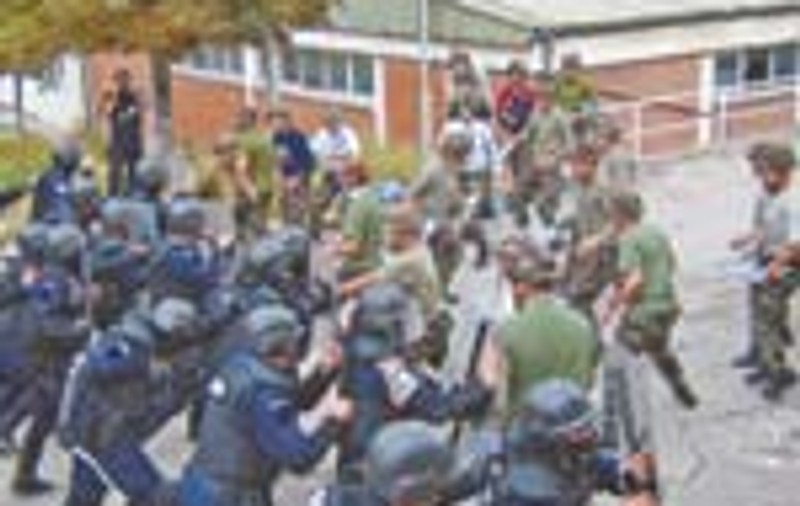 Asa ii calmeaza jandarmii pe demonstranti