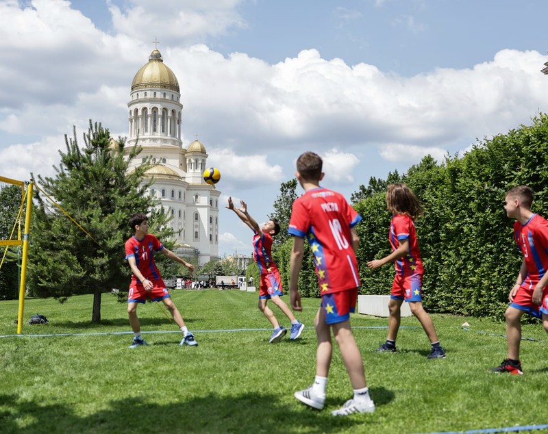 Copiii au cucerit curtea Parlamentului României: de la sport și antrenamente cu vedete la tehnică militară