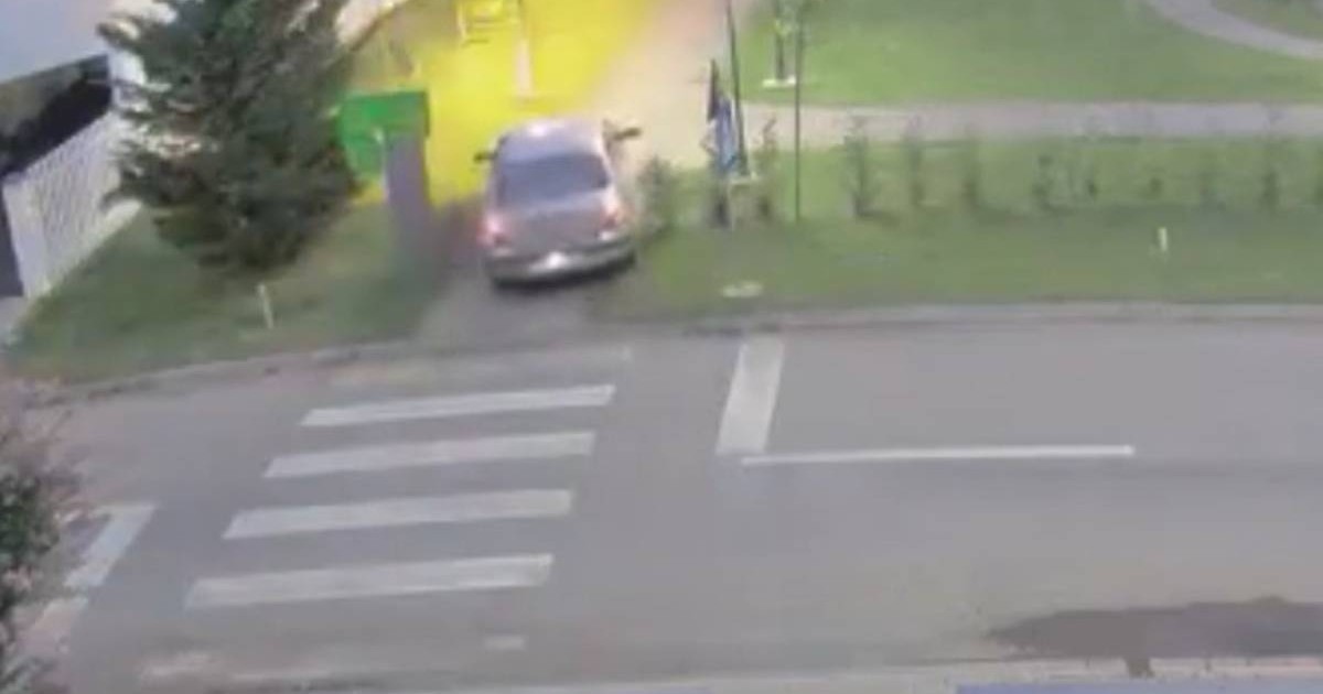 O mașină în timp ce este condusă pe o alee dintr-un parc, șoferul încearcă să urmărească doi bicicliști