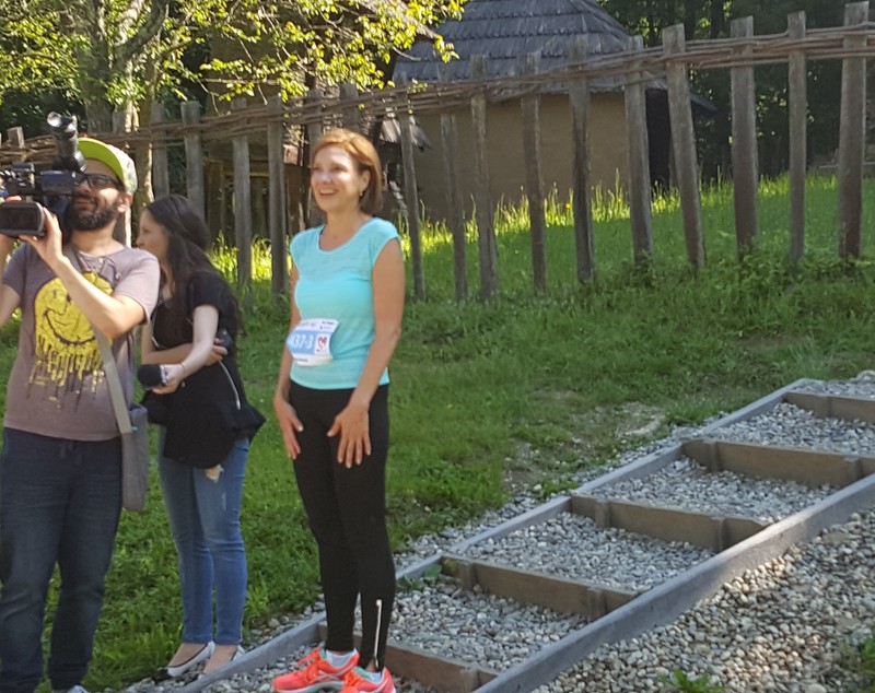 FOTO / VIDEO | Carmen Iohannis a alergat la SemiMaratonul Sibiului. Președintele a așteptat-o la linia de finnish