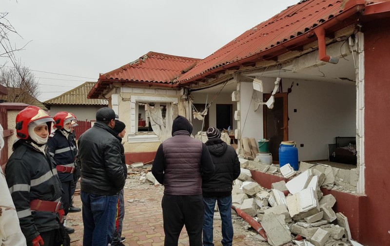 Explozie în Năvodari, județul Constanța. Trei oameni, răniți după ce o casă a sărit în aer / FOTO&VIDEO