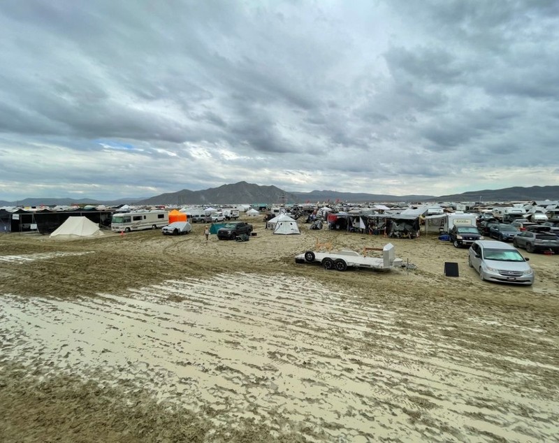 Participanții la festivalul Burning Man, blocaţi în deşertul Nevada din cauza ploii şi a noroiului, evacuați