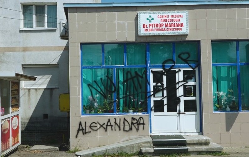 Cabinetul privat al doctoriței care era de gardă la maternitatea din Botoșani în noaptea când a murit Alexandra, vandalizat
