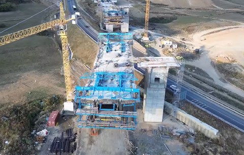 constructorul folosește un cofrag metalic mobil de mari dimensiuni pe un viaduct