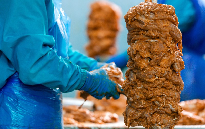 O fabrică de carne de kebap a fost amendată cu 560.000 de euro. Vindea carne de capră, în loc de carne de miel, în Marea Britanie