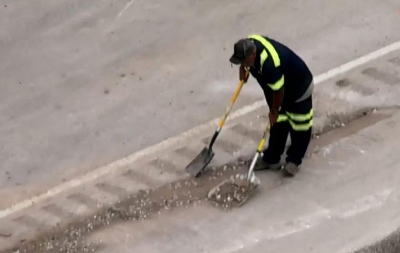 Grămezi de bani adunați de pompieri cu lopeți și aspiratoare, după ce un TIR încărcat cu monede s-a răsturnat pe o autostradă din Texas