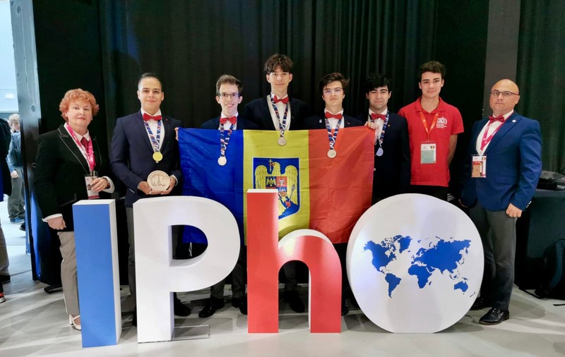 Lotul olimpic național a câștigat cinci medalii și două premii speciale la Olimpiada Internațională de Fizică